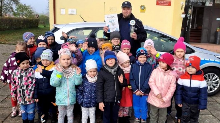 Powiat sztumski. Policjant rozmawiał o bezpieczeństwie z przedszkolakami ze Starego Miasta.