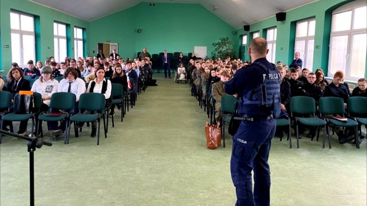 Dzierzgoń. Policjanci i kurator rozmawiali z młodzieżą o odpowiedzialności prawnej.