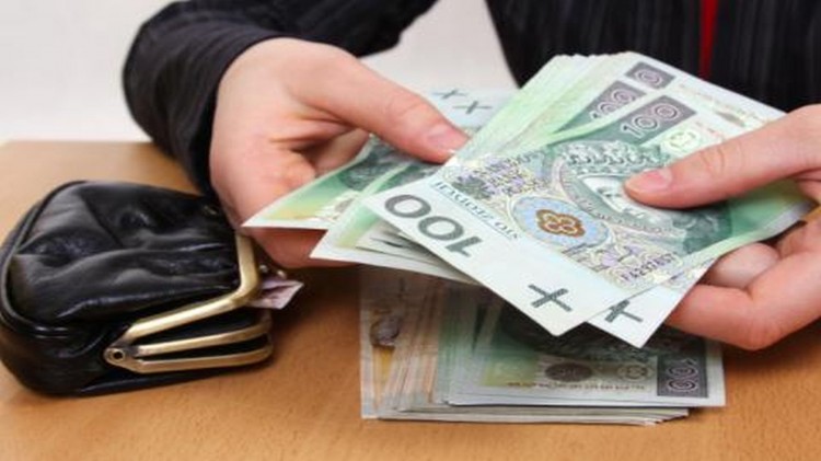 Nowy Dwór Gdański. Z 10 tys. zł przyszła na policję.