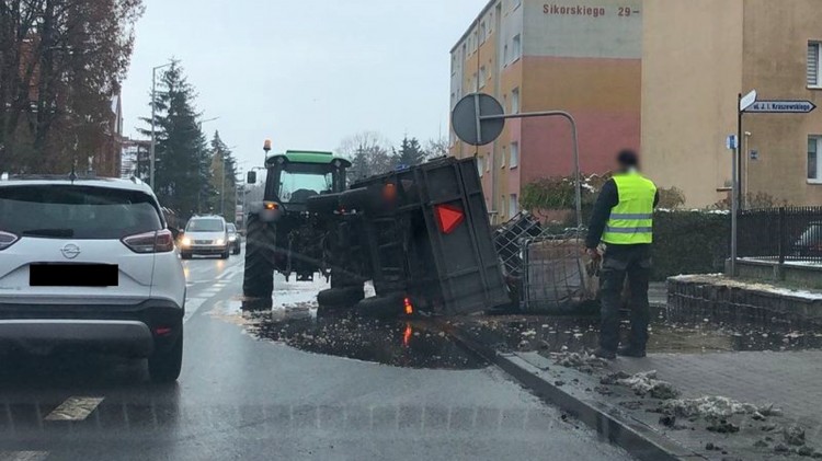 Malbork. Naczepa traktora przewróciła się z ładunkiem na Sikorskiego.