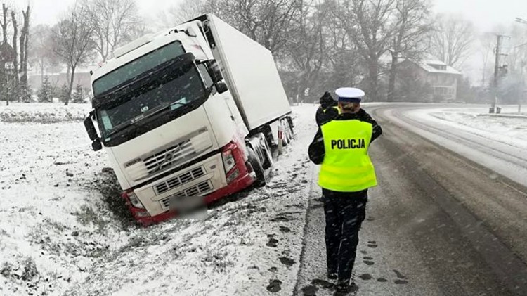 Malbork. Ciężarówka w rowie – policjanci podsumowali weekend.