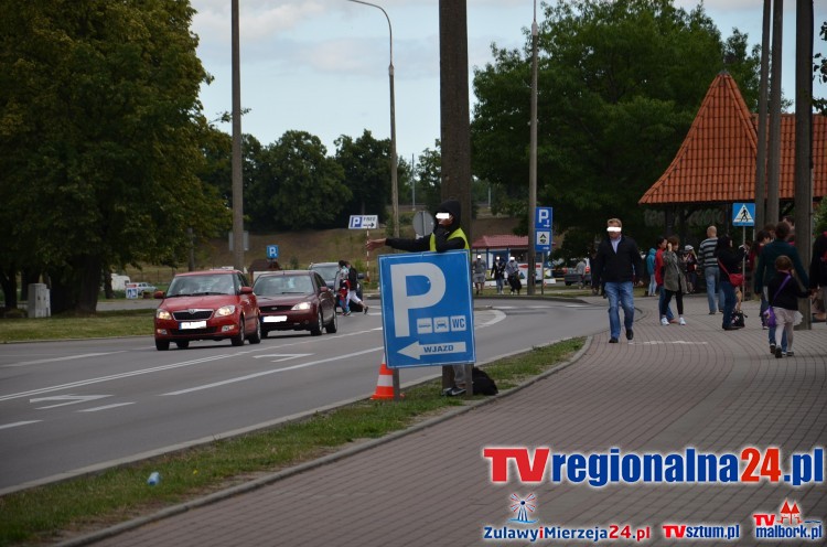 MALBORK. NAGANIACZE PARKINGOWI ZMORĄ TURYSTÓW ? POMAGAJĄ CZY SZKODZĄ&#8230;