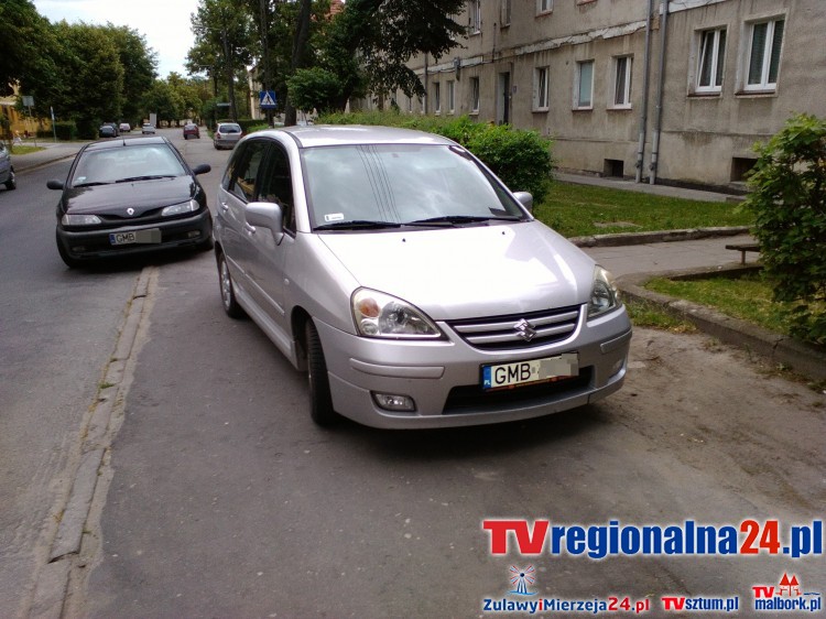 KOLEJNA ODSŁONA MISTRZÓW PARKOWANIA. POZOSTAWIONE AUTO NA CHODNIKU,&#8230;