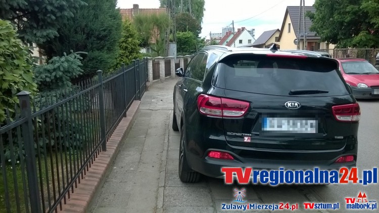 KOLEJNY MISTRZ PARKOWANIA W MALBORKU. KIA ZASTAWIA PRZEJŚCIE PIESZYM&#8230;