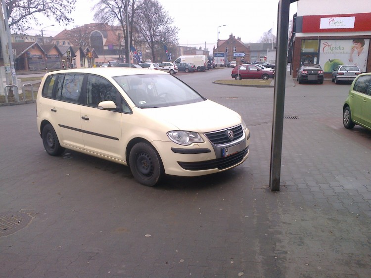 Parkują byle gdzie i byle jak. Mistrzowie(nie tylko)parkowania na Piaskach&#8230;