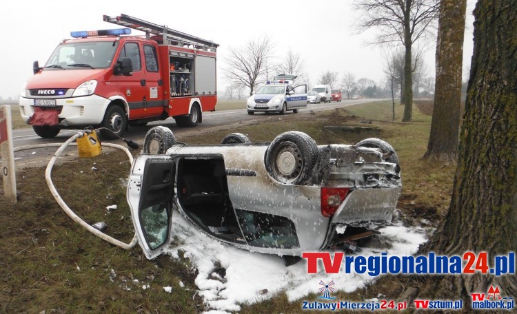 Ryki. Dachował samochód osobowy. Osoba była uwięziona pod pojazdem&#8230;