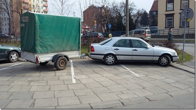 Jak określić takiego kierowcę? Zajął trzy miejsca parkingowe przy&#8230;