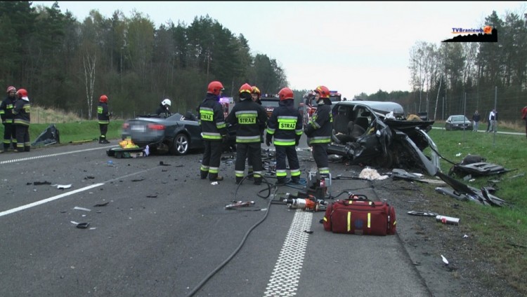 Tragiczne zderzenie na "berlince" S22. Nie żyją trzy osoby [wideo][foto]&#8230;