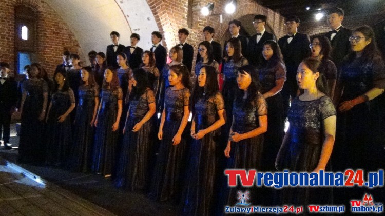 Tajlandzki chór z muzyką świata wystąpił w kolejnej odsłonie Zamkowych&#8230;