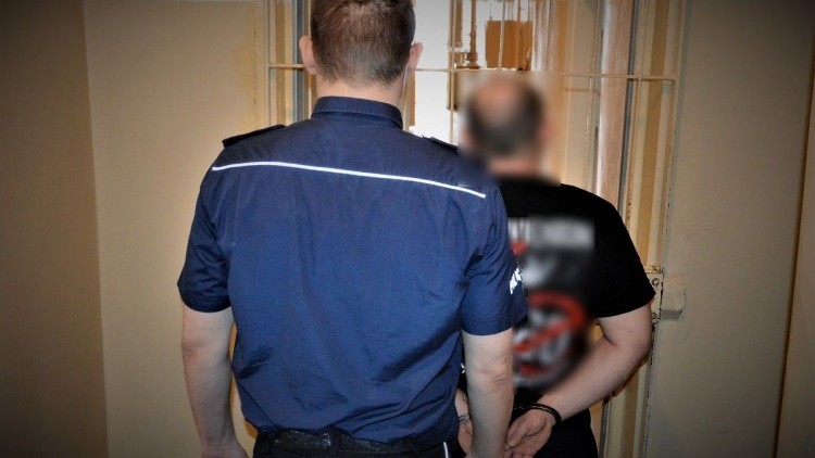 Tczew. Uciekał przed policjantem i zdemolował celę.