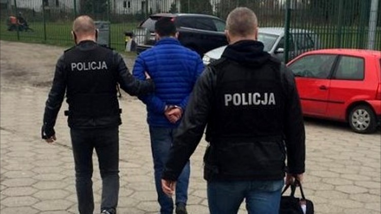 Nowy Dwór Gdański. Pobierał dodatkową opłatę za przyłącze wodociągowe. Grozi mu do 8 lat więzienia.
