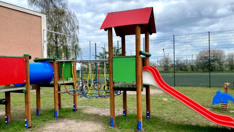 Nowy Dwór Gdański. Przy SP2 powstał plac zabaw dla dzieci.