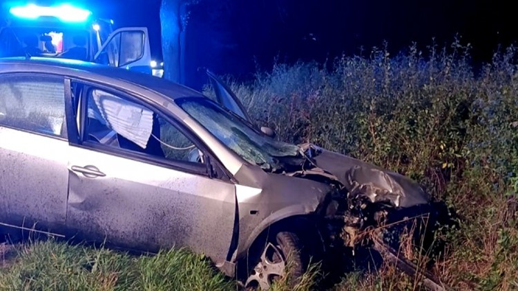 Dwie osoby ranne po uderzeniu osobówki w drzewo – raport sztumskich służb mundurowych.