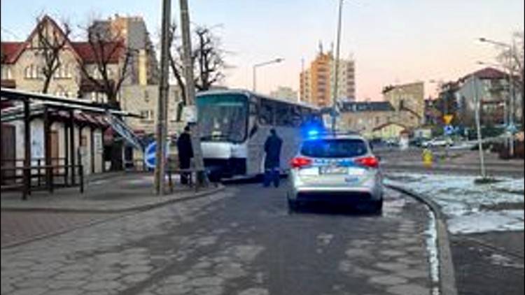 Malbork. Autobus uderzył w słup telegraficzny, po drodze uszkadzając lampę i znak drogowy.