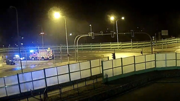 Malbork. Pijany wjechał w sygnalizator i chciał uciec z miejsca zdarzenia. Zobacz nagranie.