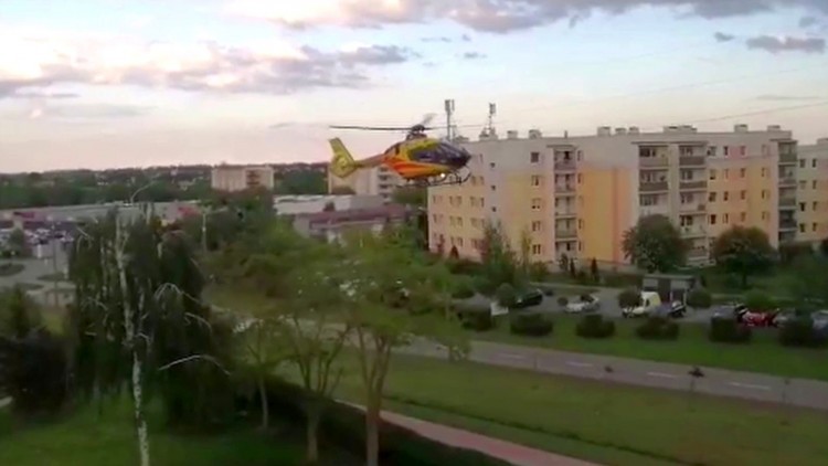 Malbork. Mężczyzna z urazem głowy zabrany przez LPR. Wideo i zdjęcia od widzów.
