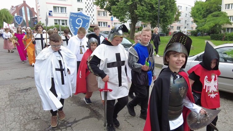 Malbork. Barwnym korowodem rozpoczął się XX Międzynarodowy Festiwal Kultury Dawnej. Zobacz wideo i zdjęcia - 10.06.2022