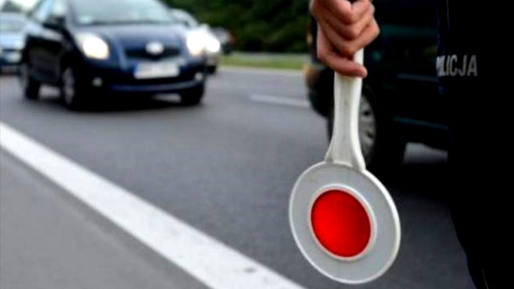 Brawura i alkohol u kierowców podczas długiego weekendu  – raport sztumskich służb mundurowych.