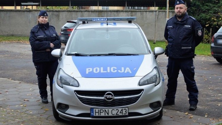 Policjanci uratowali trójkę dzieci i ich matkę z mieszkania, w którym zapalił się komin