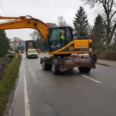 GDDKiA czyści i naprawia rowy przydrożne na drodze krajowej nr 55 