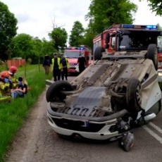 Malbork. Samochód dachował po uderzeniu w drzewo.