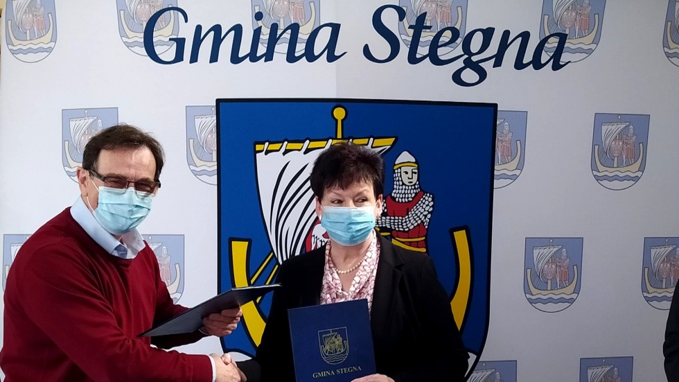 Gmina Stegna. Podpisano umowę na budowę hali sportowej w Drewnicy.