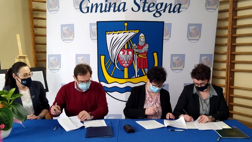 Gmina Stegna. Podpisano umowę na budowę hali sportowej w Drewnicy.