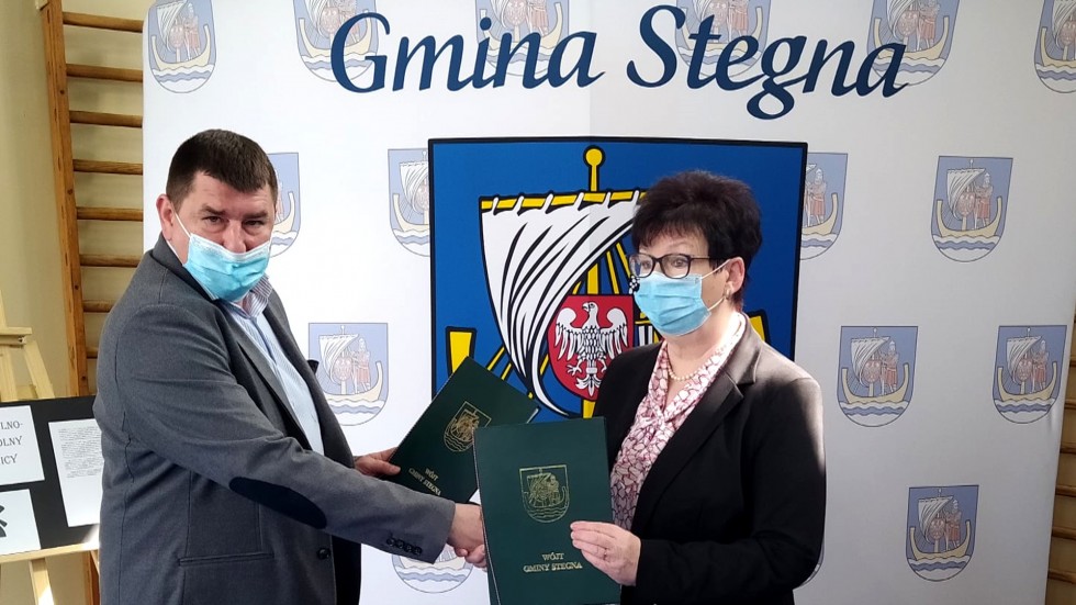 Gmina Stegna. Podpisano umowę na budowę hali sportowej w Drewnicy.