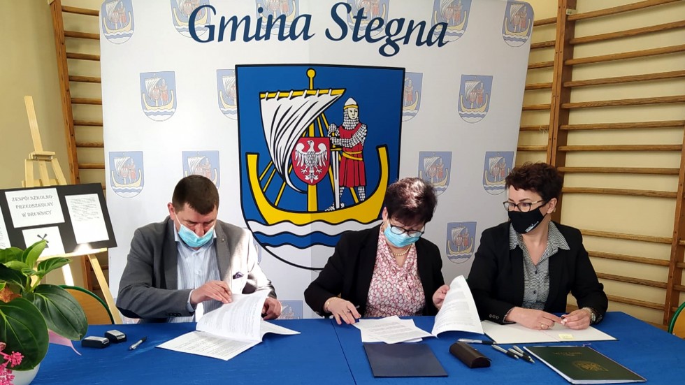 Gmina Stegna. Podpisano umowę na budowę hali sportowej w Drewnicy.