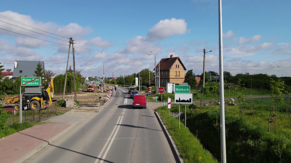 Nowa Wieś Malborska. Drogowcy budują brakującą ścieżkę pieszo-rowerową. Czy to już koniec modernizacji linii kolejowej 207?