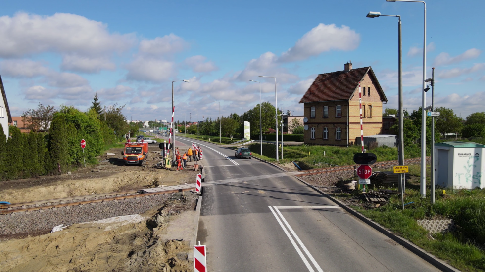 Nowa Wieś Malborska. Drogowcy budują brakującą ścieżkę pieszo-rowerową. Czy to już koniec modernizacji linii kolejowej 207?