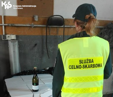 Malbork. 2.700 butelek z alkoholem oraz 260 paczek papierosów bez polskich znaków akcyzy.
