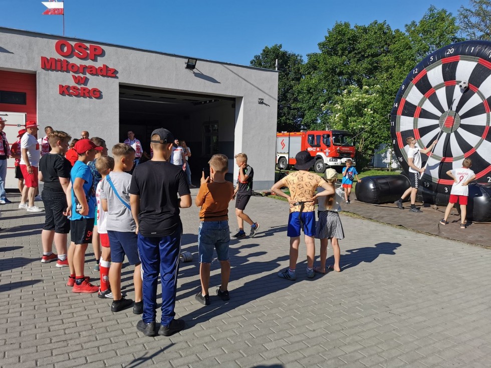 Miłoradz. Piknik kibica – mieszkańcy wspólnie przygotowywali się do meczu Polska-Słowacja.
