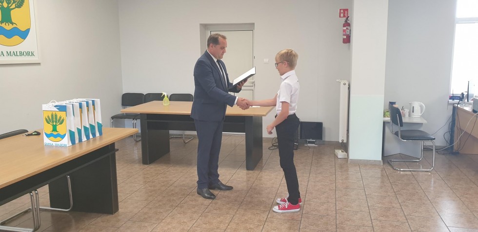 Gmina Malbork. Wręczono stypendia dla najlepszych uczniów.