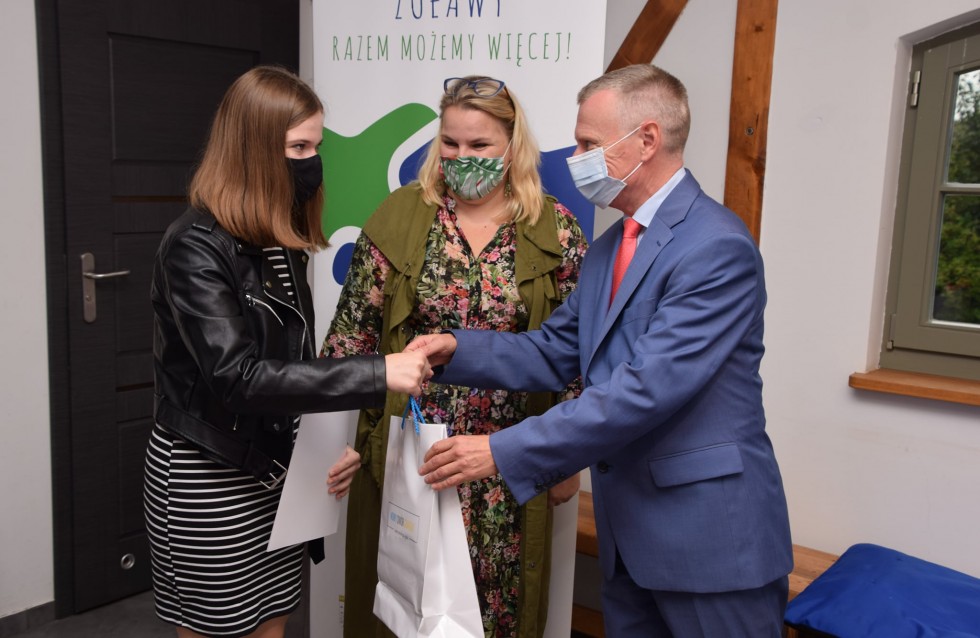 Nowy Dwór Gdański. Najlepsi uczniowie podstawówek otrzymali stypendia naukowe.