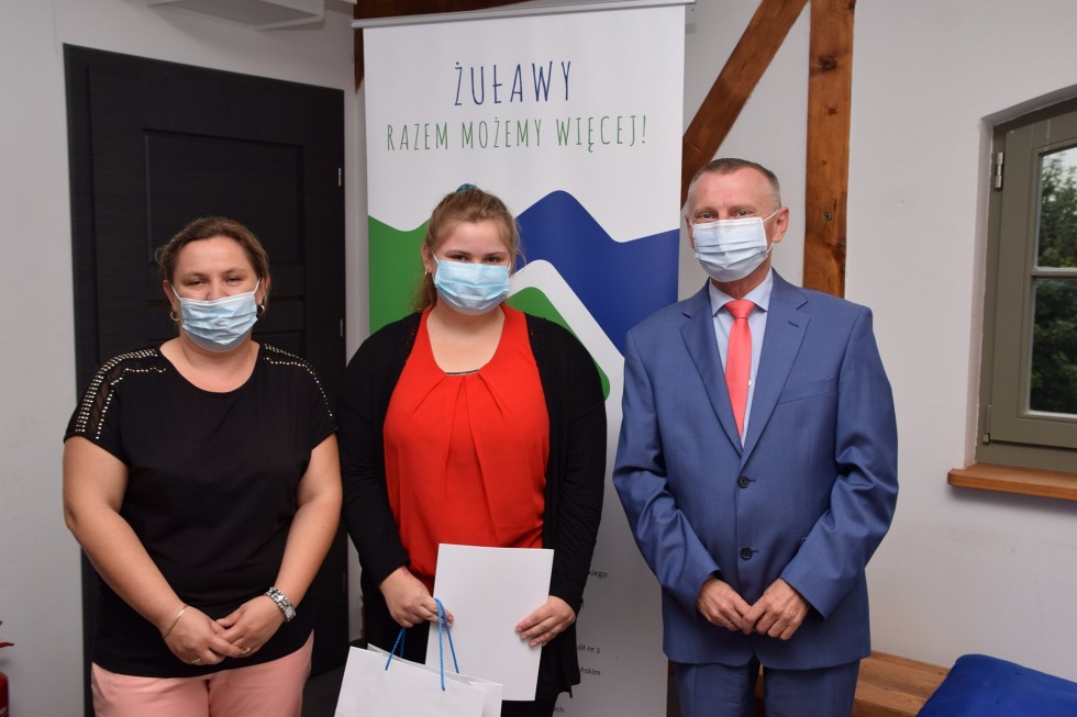 Nowy Dwór Gdański. Najlepsi uczniowie podstawówek otrzymali stypendia naukowe.