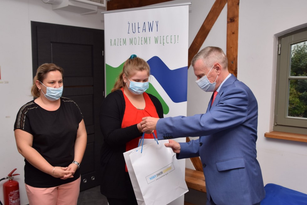 Nowy Dwór Gdański. Najlepsi uczniowie podstawówek otrzymali stypendia naukowe.