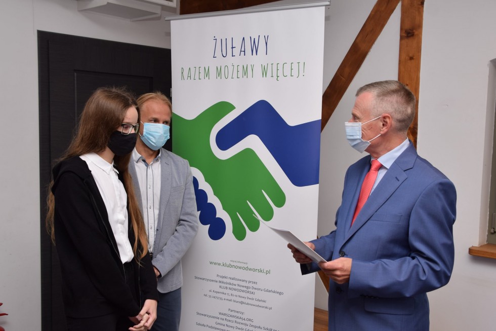 Nowy Dwór Gdański. Najlepsi uczniowie podstawówek otrzymali stypendia naukowe.