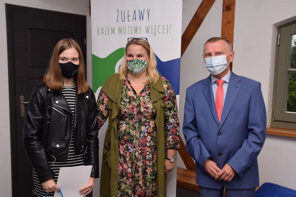 Nowy Dwór Gdański. Najlepsi uczniowie podstawówek otrzymali stypendia naukowe.