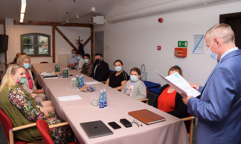 Nowy Dwór Gdański. Najlepsi uczniowie podstawówek otrzymali stypendia naukowe.