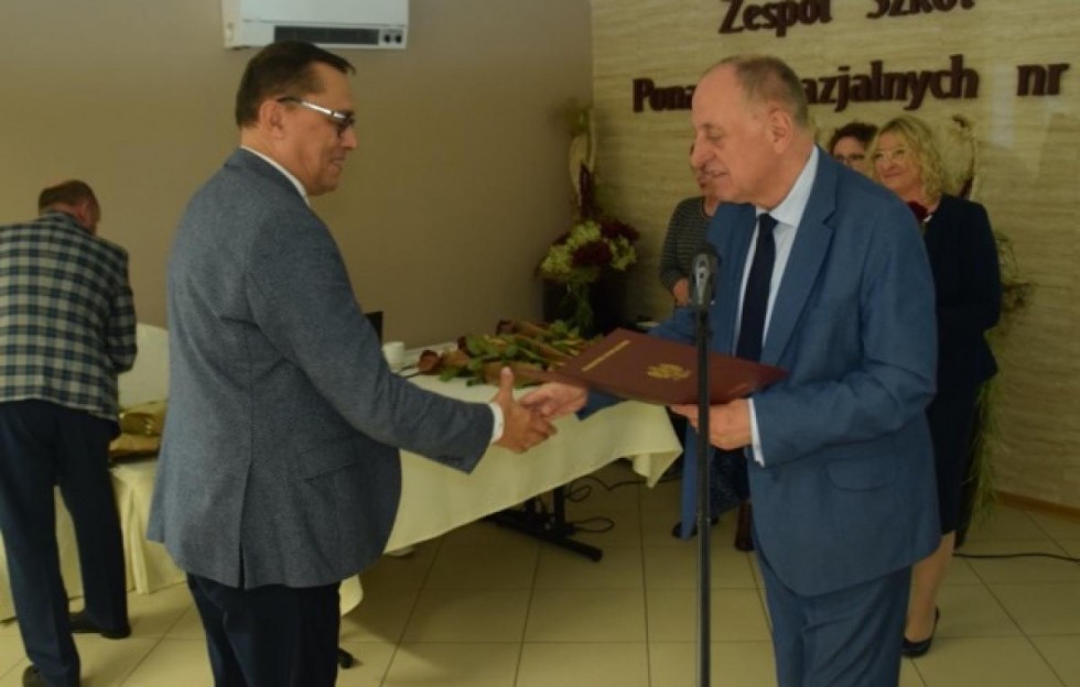 Malbork. Wręczono nagrody starosty i kuratora oświaty dla nauczycieli.