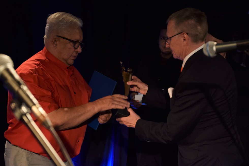 Nowy Dwór Gdański. Nagrody Burmistrza wręczone. Wśród laureatów śp. dr Stanisław Kusiak.