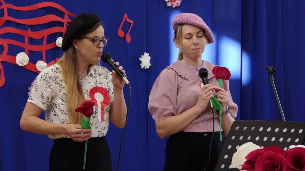 Rozkwitały pąki białych róż... - recital patriotyczny w SP w Nowej Wsi Malborskiej.