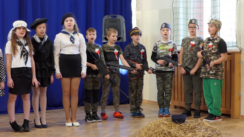 Rozkwitały pąki białych róż... - recital patriotyczny w SP w Nowej Wsi Malborskiej.
