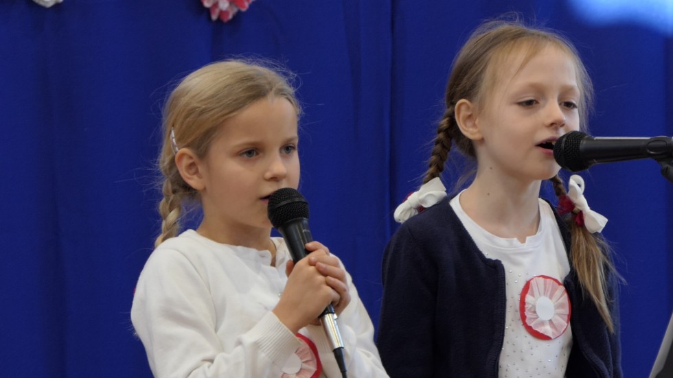 Rozkwitały pąki białych róż... - recital patriotyczny w SP w Nowej Wsi Malborskiej.