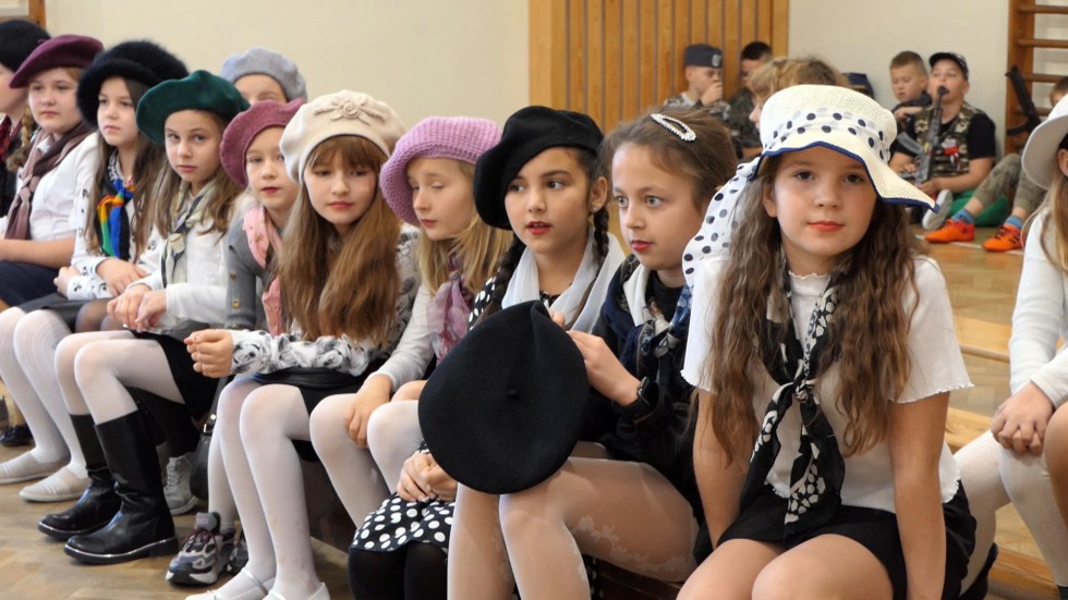 Rozkwitały pąki białych róż... - recital patriotyczny w SP w Nowej Wsi Malborskiej.