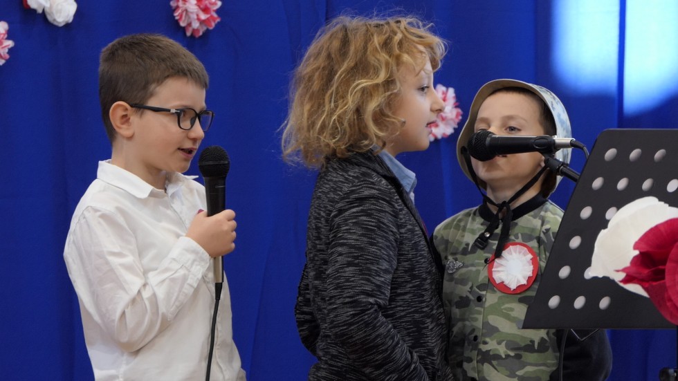Rozkwitały pąki białych róż... - recital patriotyczny w SP w Nowej Wsi Malborskiej.