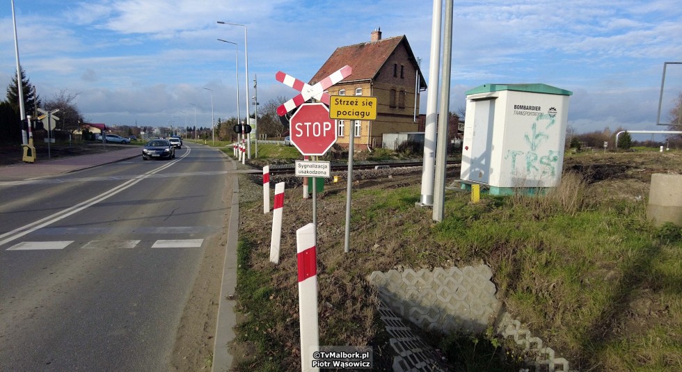 Bareja by się uśmiał. Kiedy w końcu uruchomiona zostanie sygnalizacja świetlna i szlabany na przejeździe kolejowo-drogowym w Malborku?