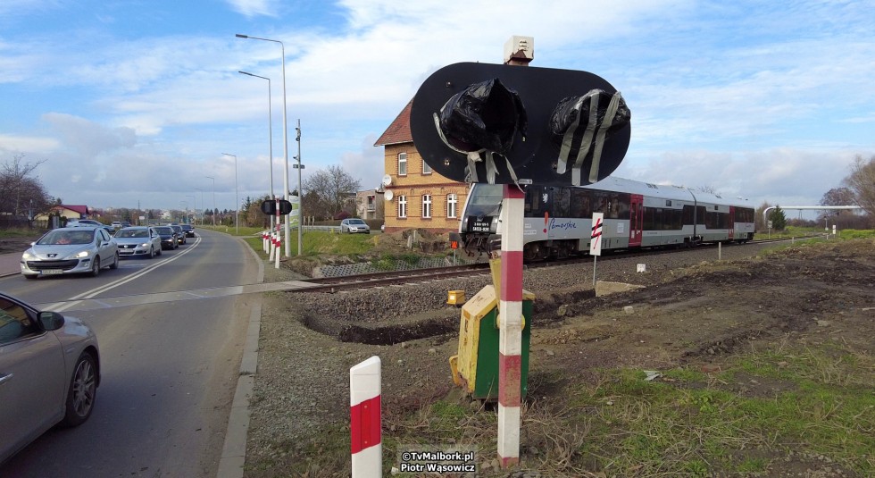 Bareja by się uśmiał. Kiedy w końcu uruchomiona zostanie sygnalizacja świetlna i szlabany na przejeździe kolejowo-drogowym w Malborku?