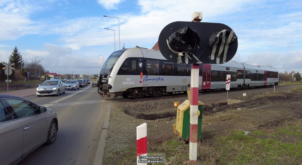 Bareja by się uśmiał. Kiedy w końcu uruchomiona zostanie sygnalizacja świetlna i szlabany na przejeździe kolejowo-drogowym w Malborku?